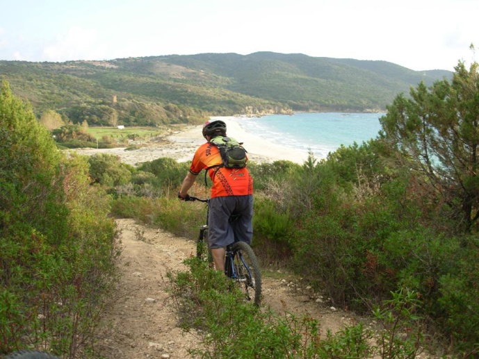 Découvrir les chemins de Porto Pollo en vélo