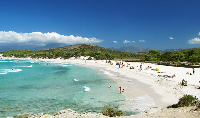 Bons plans pour profiter des plages en Corse à moindre coût