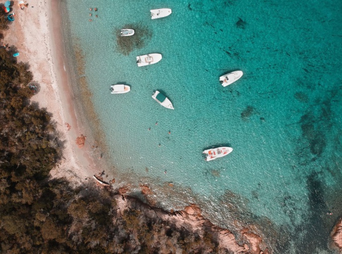 Tour des plages corses en semi rigide habitable, 8m la bonne taille