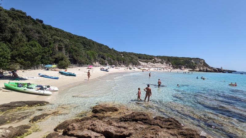 Comment bien préparer une journée d'activités nautiques sur les plages en Corse ? 