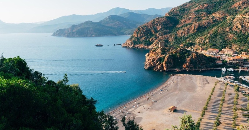 Voyager en Corse : activités, détente et villas de luxe