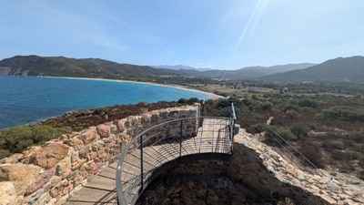 La tour de Lozari et la plage