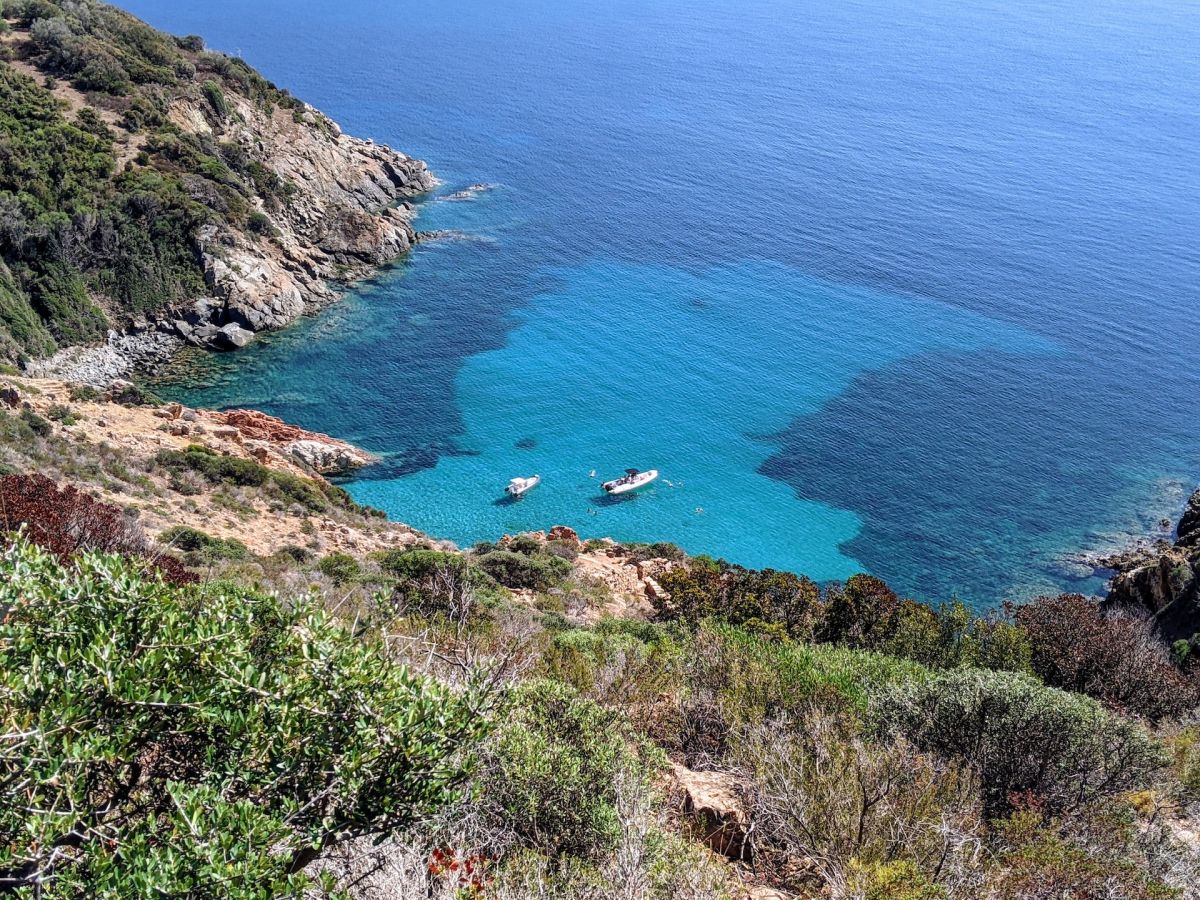 Tour des plages corses en semi rigide habitable, 8m la bonne taille