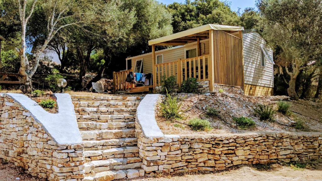 Pourquoi choisir le camping pour les vacances en Corse du Sud ? Pourquoi choisir le camping pour les vacances en Corse du Sud ?