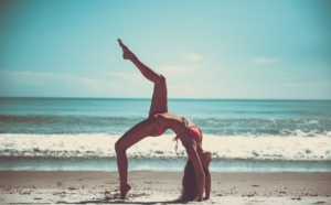 Le yoga à la plage : 3 avantages dont vous profiterez