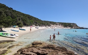 Comment bien préparer une journée d'activités nautiques sur les plages en Corse ? 