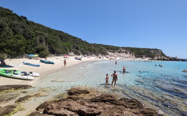 Comment bien préparer une journée d'activités nautiques sur les plages en Corse ?